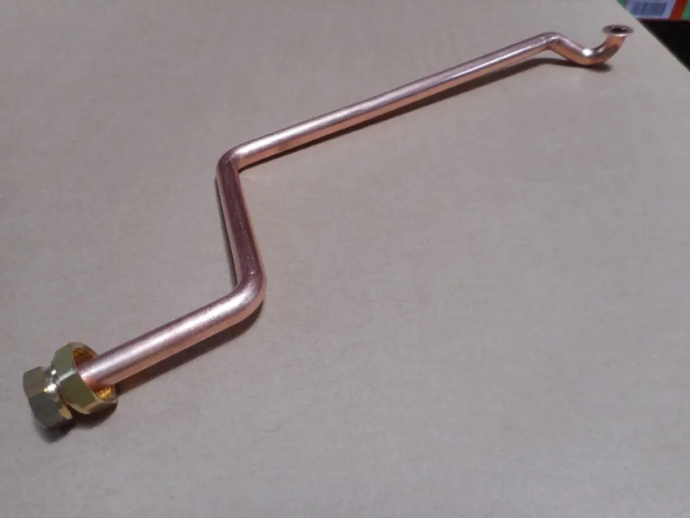 Kupferrohr mit einer Biegung und einer Gewindeverschraubung, möglicherweise für thermostatische Anwendungen, vermutlich von der Marke Remeha.